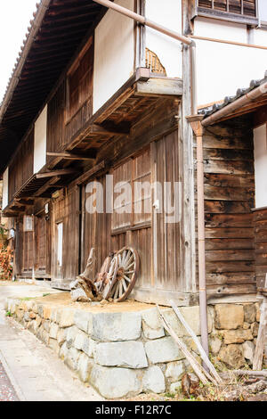 La vecchia strada Nakasendo. Responsabili della ruota casa di Magome città. Periodo Edo in legno e gesso edificio a due piani, ruote sostennero contro la parete. Foto Stock