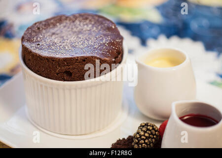 Dark souffle al cioccolato con crema alla vaniglia Anglais e concentrato di lamponi, Bella Vista Ristorante, Biltmore Hotel Santa Barbara Foto Stock