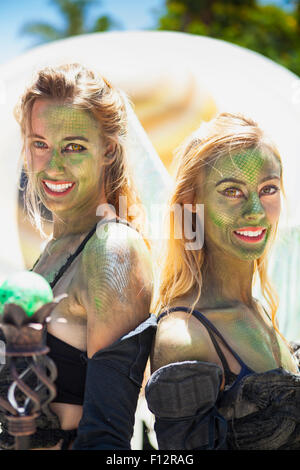 Donne abbigliate come stranieri per il Solstizio d'estate Parade, tema della fantascienza, Santa Barbara, California Foto Stock