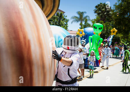 La gente in costume per il Solstizio d'estate Parade, tema della fantascienza, Santa Barbara, California Foto Stock