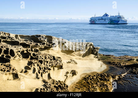 BC Ferry in Active Pass passa Galiano Island, British Columbia, Canada Foto Stock