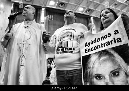 Juarez, Chihuahua, Messico. 23 Maggio, 2015. Padre Eduardo Hayen Cuaro detiene una veglia presso la Cattedrale di Nostra Signora di Guadalupe per i genitori di Janeth Paola Soto Betancourt scomparso nel 2011 all'età di 19. Ciudad Juarez, Messico. © Gabriel Romero/ZUMA filo/ZUMAPRESS.com/Alamy Live News Foto Stock