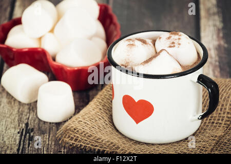 Cioccolata calda e marshmallows nella vecchia coppa di smalto con cuore Foto Stock