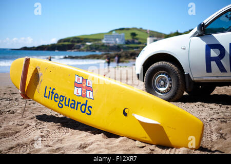 Bagnini RNLI in pattuglia durante le vacanze estive sul Spiaggia di sabbia a Bigbury-on-Sea nel sud del Devon UK Foto Stock