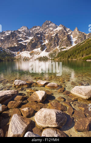 Il Morskie Oko lago di montagna nelle montagne Tatra in Polonia su un bel mattino luminoso. Foto Stock