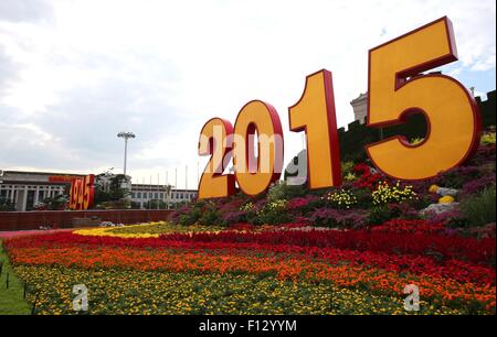 (150826) -- PECHINO, Agosto 26, 2015 (Xinhua) -- foto scattata su agosto 26, 2015 mostra le decorazioni di fiori sulla Piazza Tian'anmen a Pechino Capitale della Cina. In occasione del settantesimo anniversario della vittoria di Counter-Japanese guerra di aggressione, fiori sono state poste su Piazza Tian'anmen e Chang An Avenue, che saranno in vigore fino alla fine di ottobre. (Xinhua/Yin pista) (zwx) Foto Stock