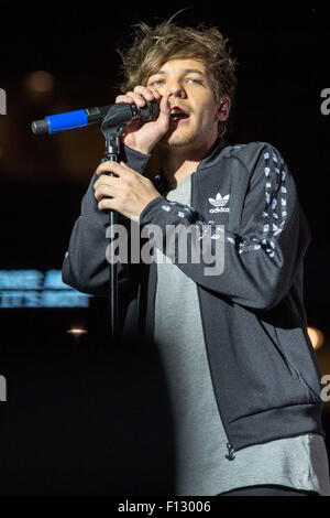 Milwaukee, Wisconsin, Stati Uniti d'America. 25 Ago, 2015. Il cantante LOUIS TOMLINSON di una direzione si esibisce dal vivo a Miller Park Stadium durante il loro di nuovo in strada tour a Milwaukee nel Wisconsin Credit: Daniel DeSlover/ZUMA filo/Alamy Live News Foto Stock