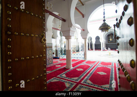 L'ingresso di una moschea nella città marocchina di Fes (fez) Foto Stock