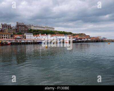 Whitby Harbour e alberghi Foto Stock