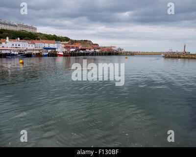 Whitby faro e porto Foto Stock