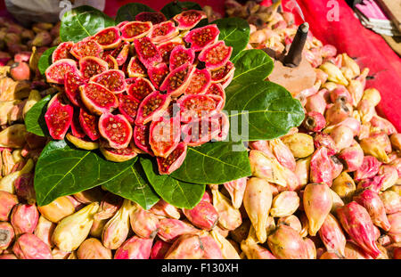 Figgs freschi sono disposti per la vendita nel mercato della frutta, Rishikesh, Uttarakhand, India Foto Stock