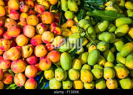 Di mango fresco e pesche sono disposti per la vendita nel mercato della frutta, Rishikesh, Uttarakhand, India Foto Stock