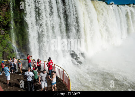 Turisti in un punto panoramico, cascate, Parque Nacional do Iguaçu o Parco Nazionale Iguazu, Foz do Iguaçu, Paraná state, Brasile Foto Stock