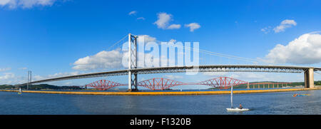 Vista del Forth Road Bridge e Ponte di Forth Rail attraversando il fiume Forth da South Queensferry in Scozia Regno Unito Foto Stock