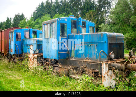 Vecchie locomotive diesel in attesa di restauro - Francia. Foto Stock