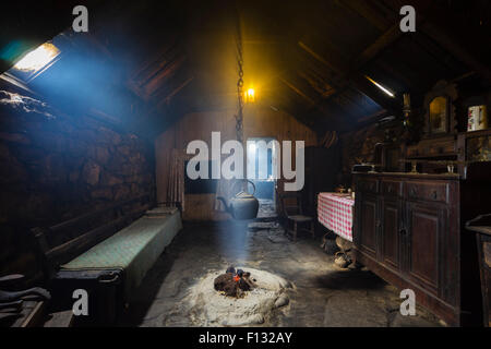 Interno del Arnol nero della Casa Museo, Arnol, isola di Lewis, Ebridi Esterne, Scozia, Europa Foto Stock