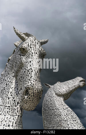 Il Kelpies scultura di due cavalli all'entrata del canale di Forth e Clyde presso l'Helix parco vicino a Falkirk, Scozia Foto Stock