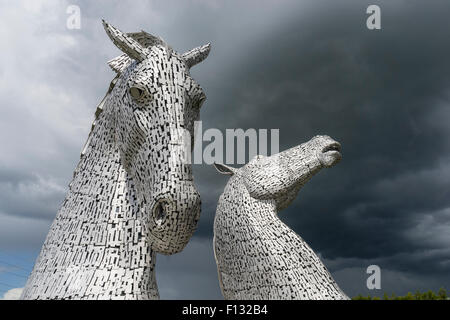 Il Kelpies scultura di due cavalli all'entrata del canale di Forth e Clyde presso l'Helix parco vicino a Falkirk, Scozia Foto Stock