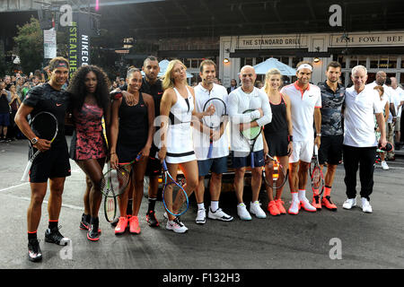 I giocatori di tennis Rafael Nadal, Serena Williams, Madison chiavi, Nick Kyrgious, Maria Sharapova, Pete Sampras, Andre Agassi, Genie Bouchard, Roger Federer, Grigor Dimitrov e John McEnroe che frequentano di Nike per il "New York Street Tennis" evento su agosto 24, 2015 a New York City/picture alliance Foto Stock