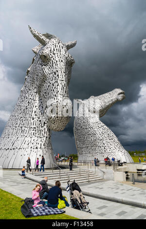 Il Kelpies scultura di due cavalli all'entrata del canale di Forth e Clyde presso l'Helix parco vicino a Falkirk, Scozia Foto Stock