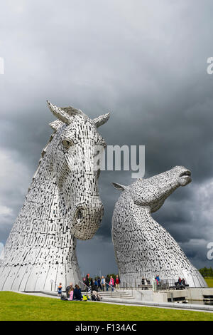 Il Kelpies scultura di due cavalli all'entrata del canale di Forth e Clyde presso l'Helix parco vicino a Falkirk, Scozia Foto Stock