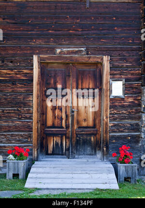 KLOVSJO, SVEZIA IL 09 SETTEMBRE 2013. Voce di legname per un Folk Museum, legno homestead. Fiore-pentole su entrambi i lati. Uso editoriale. Foto Stock