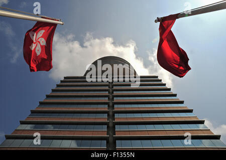 La bandiera cinese vola contro edifici a Hong Kong nel 2011. Foto Stock