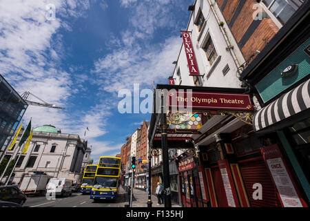 La ghisa e vetro macchiato la tettoia all'ingresso del Teatro Olimpia su Dame Street a Dublino, Irlanda. Foto Stock