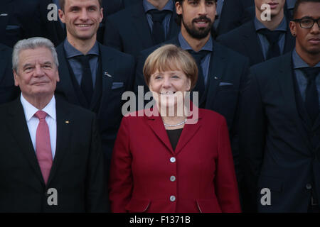 Joachim Gauck, Thomas Mueller, Angela Merkel, Sami Khedira, Jerome Boateng - Empfang der deutschen Nationalmannschaft beim Bunde Foto Stock