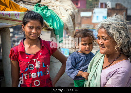 Una figlia della madre e nonna entro i confini di un ashram nella città di Chitrakoot, (Chitrakut), il Madhya Pradesh India Foto Stock