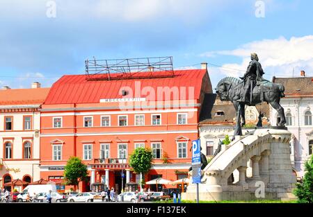 Matthias Corvinus statua si affaccia sulla piazza principale della città vecchia di Cluj Napoca, Transilvania, Romania Foto Stock