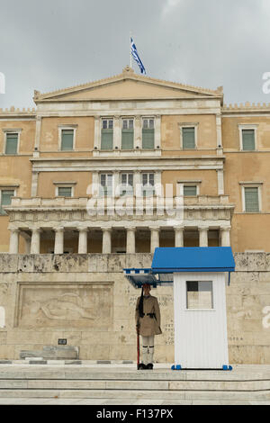 Atene, 30 maggio 2015. Evzone in piedi in posizione di guardia il Parlamento della Grecia. Foto Stock