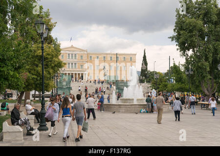 Athens, Grecia - 30 Maggio 2015: ogni giorno la vita nel Sintagma Atene con turisti e gente locale. Foto Stock