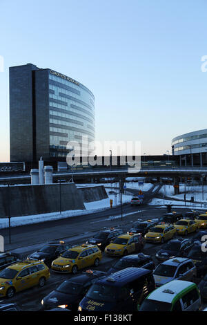 Taxi fuori l'Aeroporto di Arlanda di Stoccolma, Svezia. Il Clarion Hotel Arlanda Airport sorge nella distanza. Foto Stock