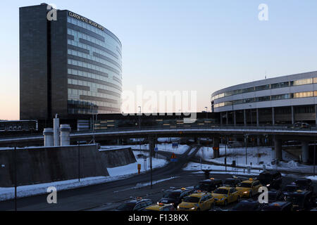 Taxi fuori l'Aeroporto di Arlanda di Stoccolma, Svezia. Il Clarion Hotel Arlanda Airport sorge nella distanza. Foto Stock