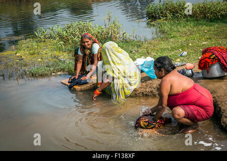 Le donne lavare i loro vestiti sulle rive del fiume Mandakini in Chitrakoot, (Chitrakut), Madhya Pradesh, India Foto Stock