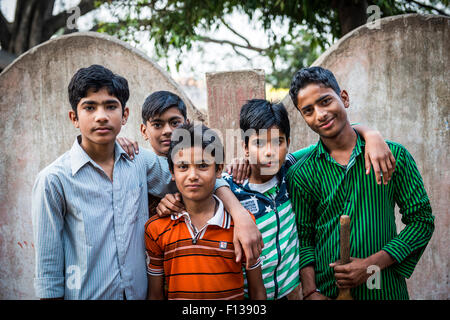 Giovani ragazzi indiani a Kamadgiri, Madhya Pradesh, India Foto Stock