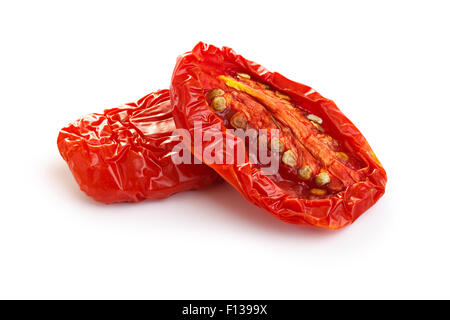 Pomodori secchi isolato su bianco con ombra liscio. Grande profondità di campo Foto Stock