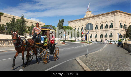 Tradizionale Karozzin Maltese cavallo e taxi a La Valletta, Malta Foto Stock