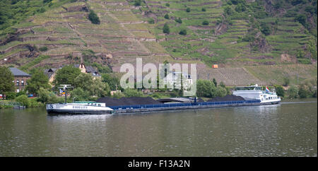 Chiatte che trasportano carbone sul fiume Mosella Germania Foto Stock