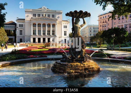 Mar baltico, la Lettonia. La fontana davanti al teatro dell'opera e del balletto in Riga su una soleggiata giornata estiva Foto Stock