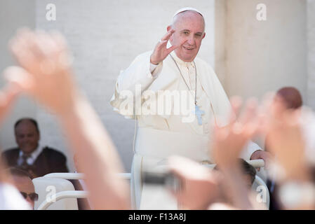 Vaticano. 26 Agosto, 2015. Papa Francesco benedice la folla generale udienza papale a Piazza San Pietro, il Vaticano, Roma, Italia - 26 ago 2015 Credit: Massimo Valicchia/Alamy Live News Foto Stock