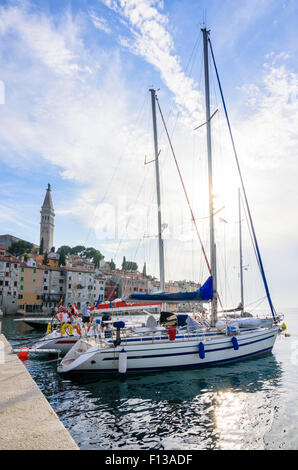 Yacht ormeggiati sotto la torre di Sant'Eufemia, Rovigno, Istria, Croazia Foto Stock