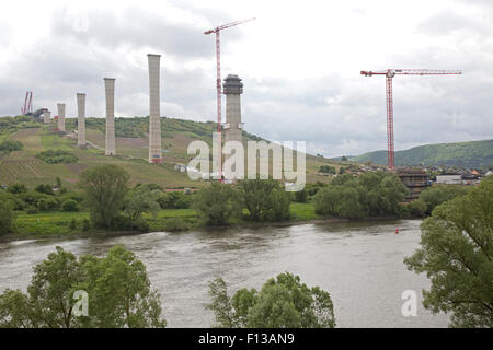 Nuovo Hochmosel ponte stradale viadotto in costruzione oltre il Fiume Mosella Urtzig Germania Foto Stock