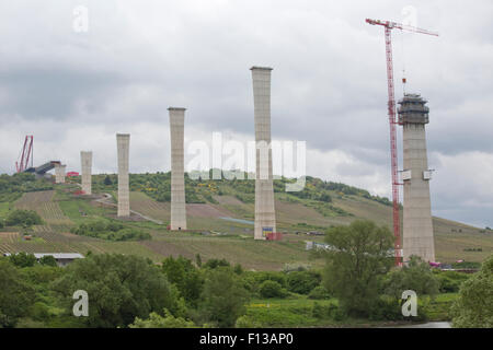 Nuovo Hochmosel ponte stradale viadotto in costruzione oltre il Fiume Mosella Urtzig Germania Foto Stock