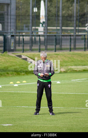 Mönchengladbach, Germania. 26 Agosto, 2015. Allenatore di calcio Lucien Favre durante la sessione di allenamento del club calcistico tedesco VFL Borussia Mönchengladbach. Credito: Daniel Kaesler/Alamy Live News Foto Stock