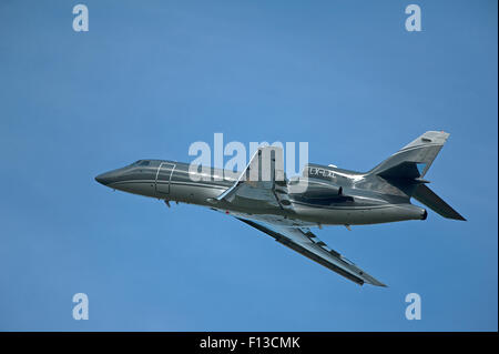Dassault Falcon 50EX Lussemburgo registrata (LX-LXL) uscire dall'aeroporto di Inverness Scozia. SCO 10,045. Foto Stock