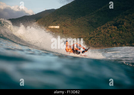 Uomo bodyboarding nel Mar dei Caraibi, Isole Vergini Britanniche, Stati Uniti Foto Stock