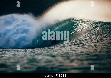 L'uomo bodyboarding nei Caraibi Foto Stock