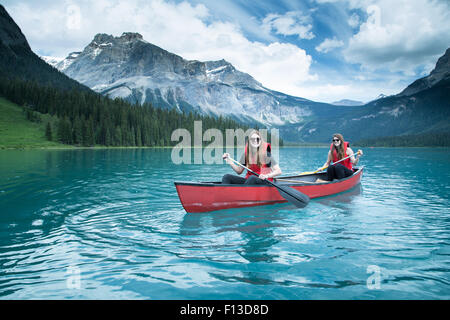 Due ragazze kayak, il Parco Nazionale di Yoho, British Columbia, Canada Foto Stock